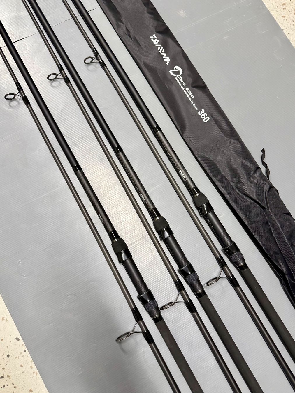 Daiwa Canne da pesca: 3x Daiwa 3.60m Karpfenruten – Nuovo e nell'imballaggio originale da Trimbach venduto da duri..