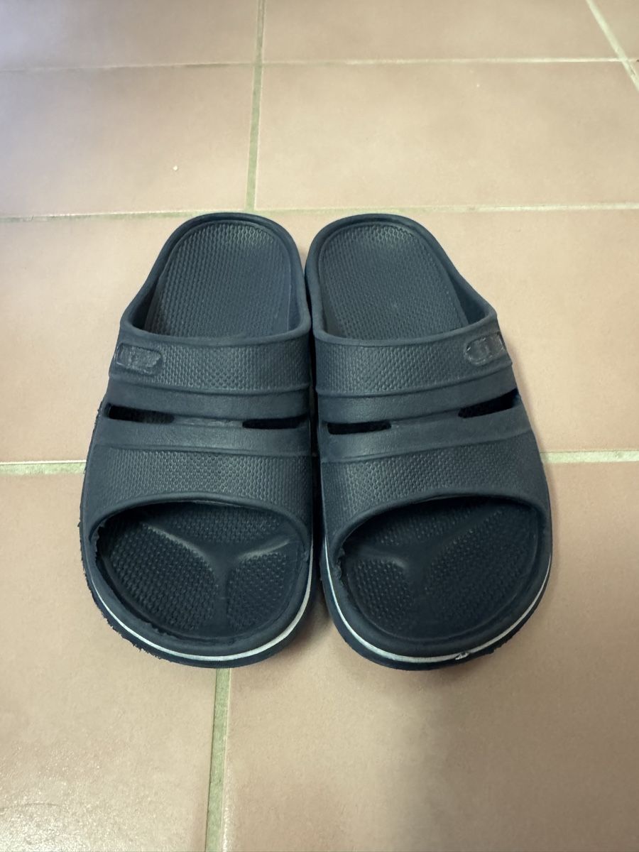 Schuhe für Jungen: Kinder Hausschuhe/Badelatschen 29–30 – Gebraucht aus Uetikon am See von Ala888