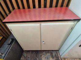 Küchenschrank vintage mit roter Platte gebrauchter Zustand