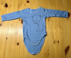 Süsser Baby Body Grösse 74 mit Eisbär Motiv, Wolle