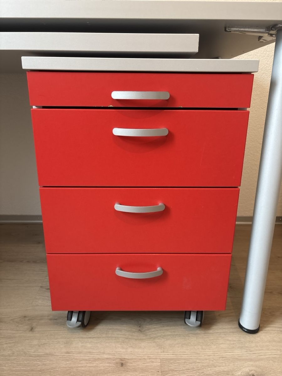 Bureau d'angle repliable gris avec caisson rouge (Gebraucht) in Biel ...