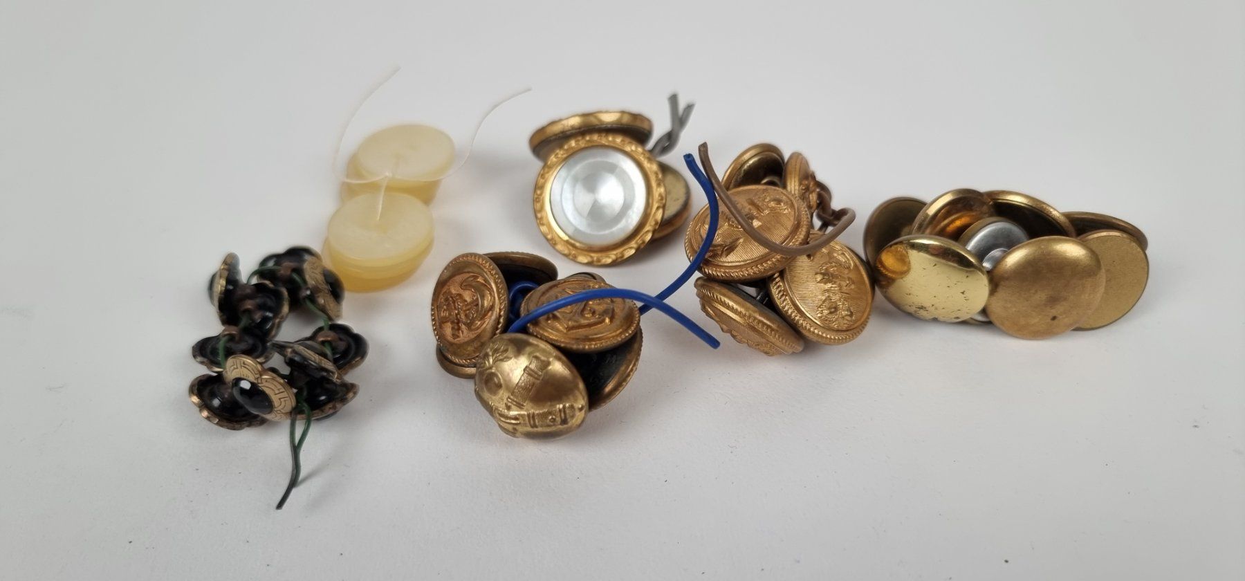 Bottoni: Verschiedene goldene Knöpfe – Usato da Urtenen-Schönbühl venduto da Restwert_Schoenbuehl 2