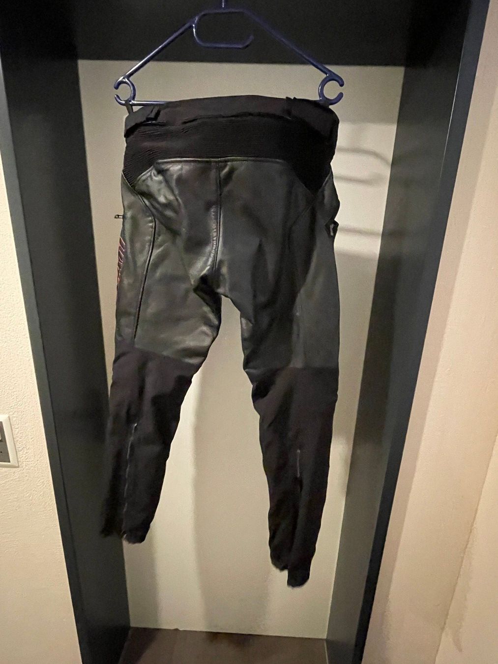 Lotti di vestiti: Motorradkleider - Hose Ducati – Usato da Beromünster venduto da Cello63 1