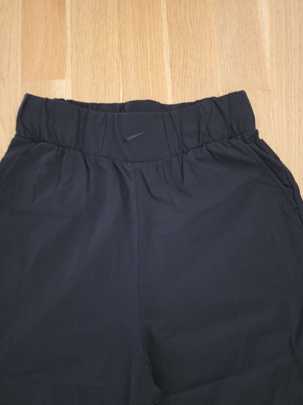 Nike Pantaloni: Nike Hose schwarz elastischer Bund neuwertig – Usato da Affoltern am Albis venduto da Ebruli89 1