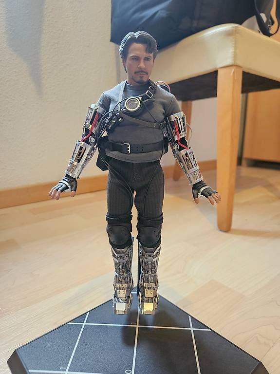 Hot Toys Statuette: Hot Toys Tony Stark Mech Test Deluxe Version – Usato da Zofingen venduto da mat_5pgg