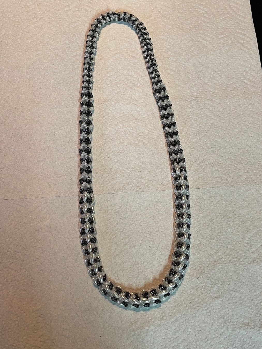 Ketten: Kette mit Chrälleli weiss, anthrazit , 62 cm Glasperlen – Gebraucht aus Böttstein von MissJaguar