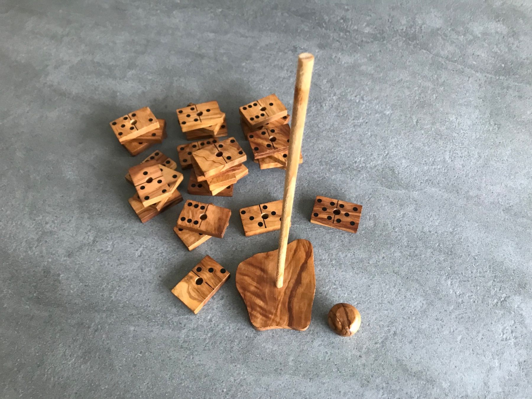Ajuny Ensemble De Jeux En Bois - Cribbage, Dominos Et Dés - 28 Dominos, 5 Dés, 6 Broches - Boîte De Rangement Avec Insert Laiton - 25,4 X 10,1 Cm