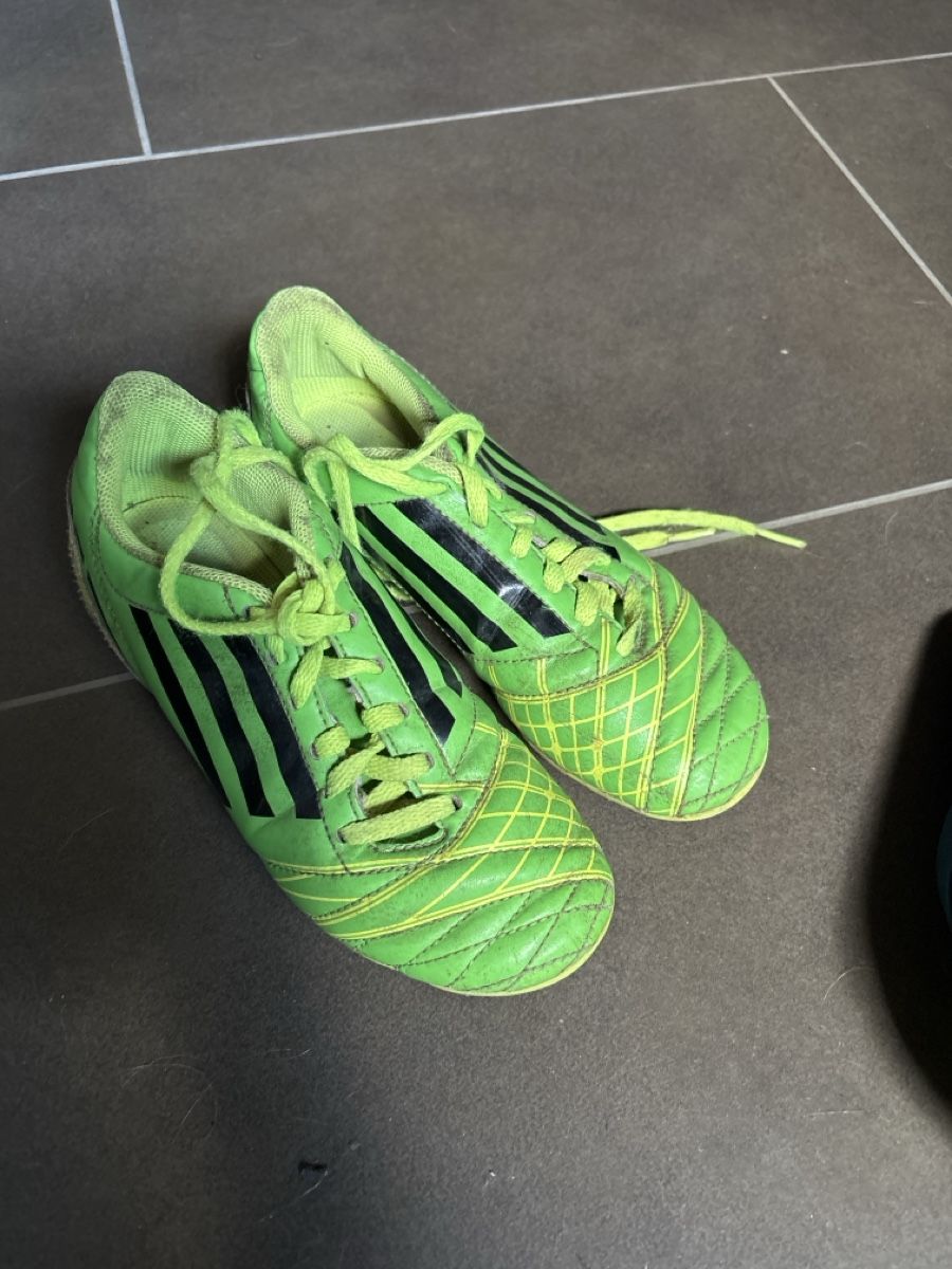 Adidas Scarpe da uomo: Fußballschuhe 34 außen – Usato da Bischofszell venduto da tweeties