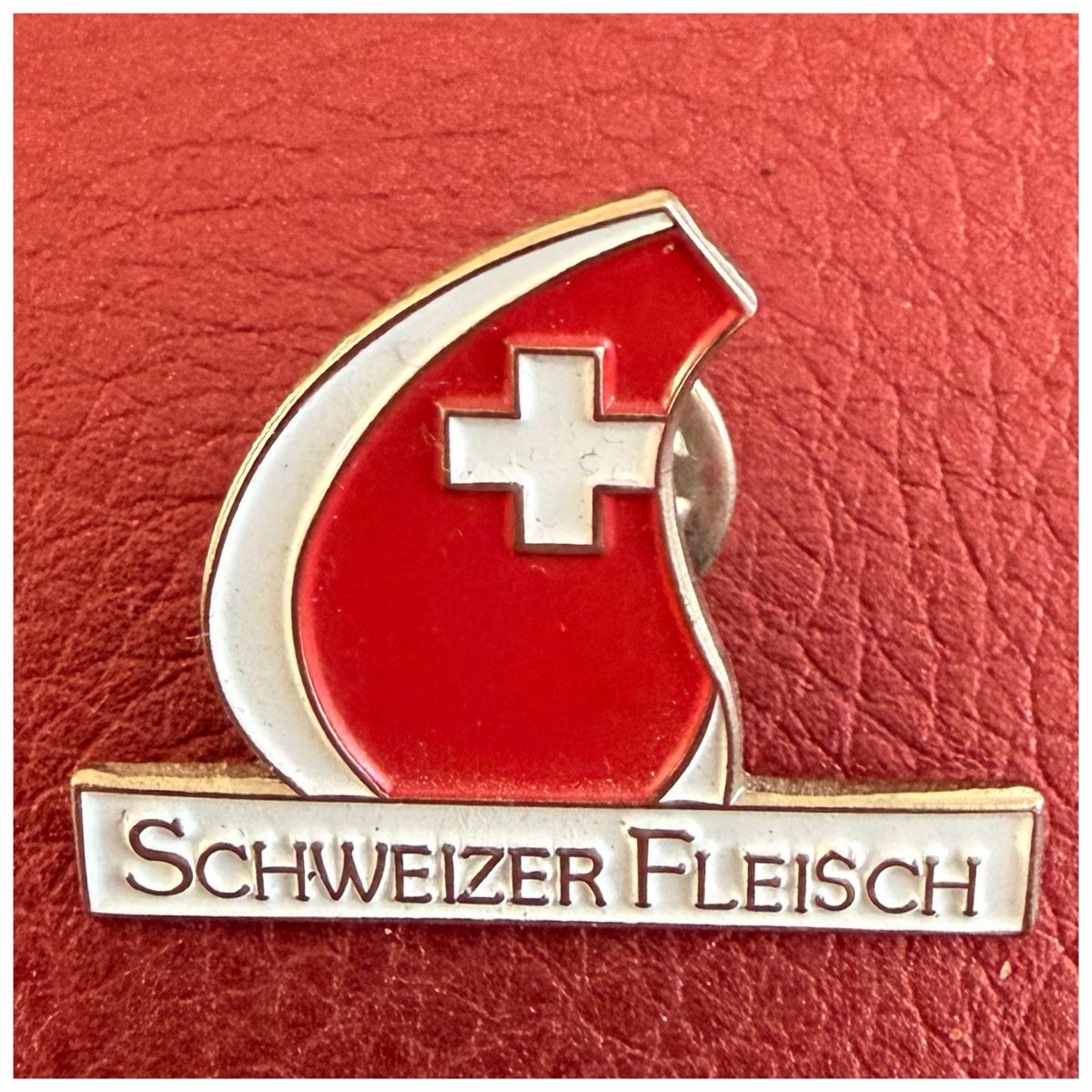 Placchette & Badge: Pin mit der Aufschrift Schweizer Fleich – Nuovo (secondo la descrizione) da Schlieren venduto da RoPue