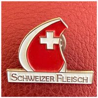 Pin mit der Aufschrift Schweizer Fleich