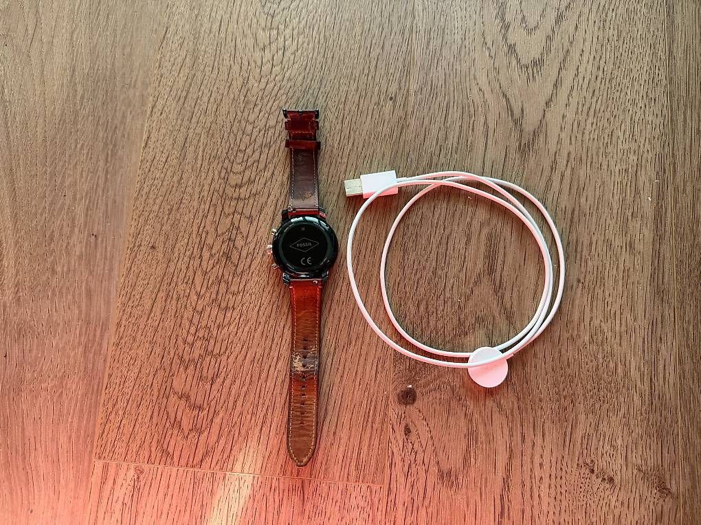Fossil Smartwatch: Fossil DW4A SmartWatch  mit Ladekabel – Usato da Hilterfingen venduto da bes_kvx6 2