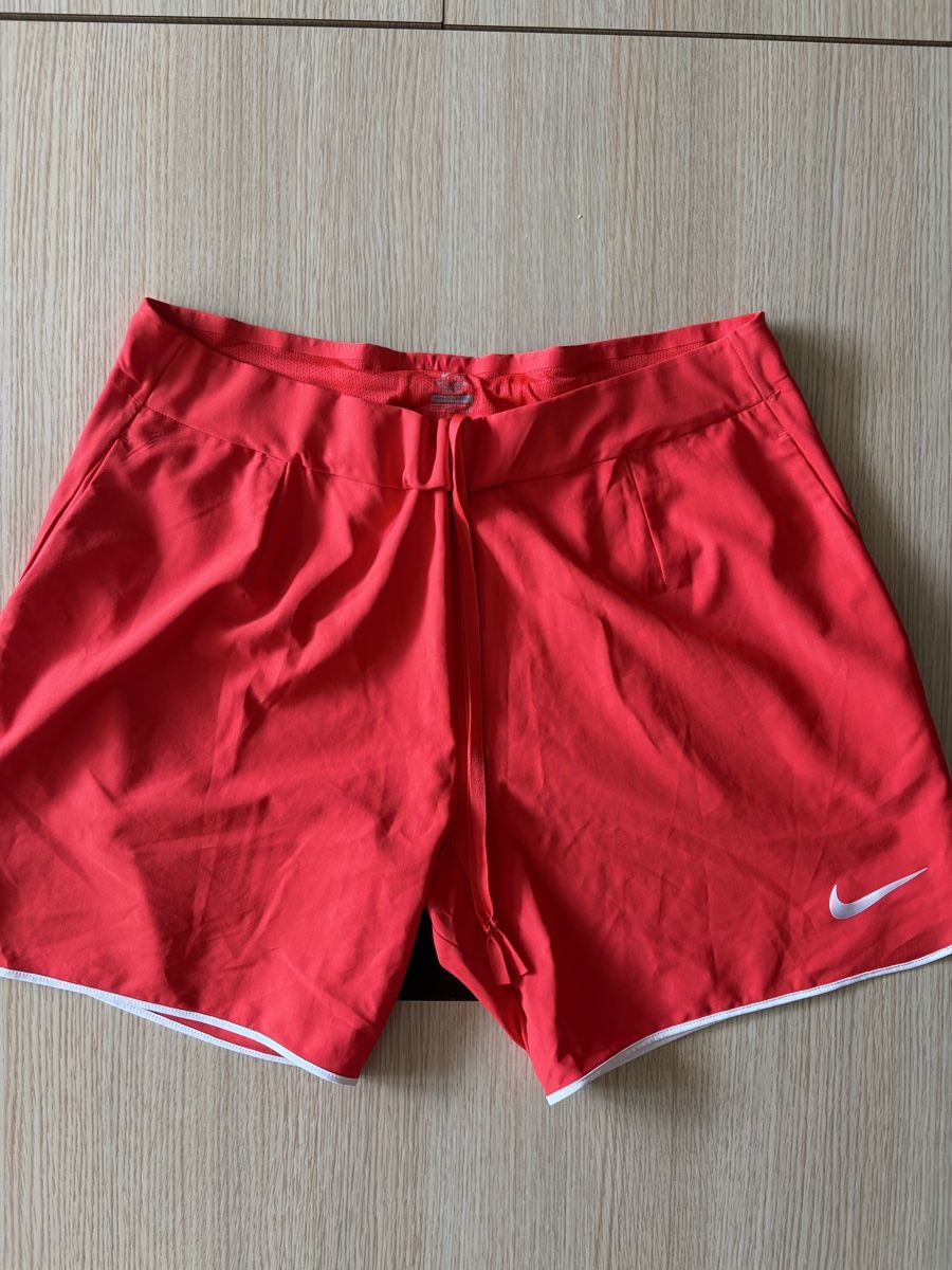 Nike Pantaloni: Short sport Nike – Usato da Genève venduto da jjs_5gm6