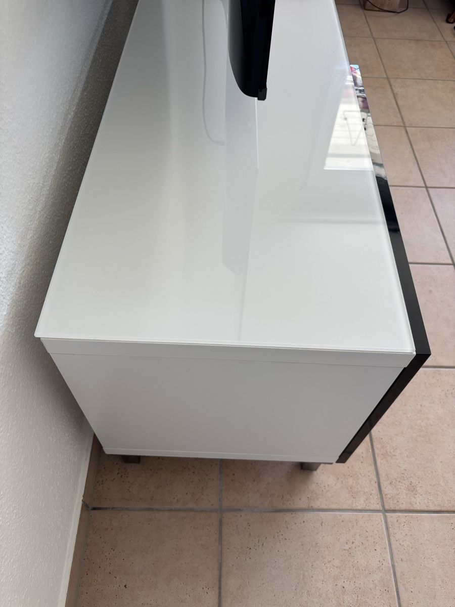 Ikea Mobili TV: TV-Möbel weiss/schwarz mit Glasplatte – Usato da Riniken venduto da Nabetse88 2