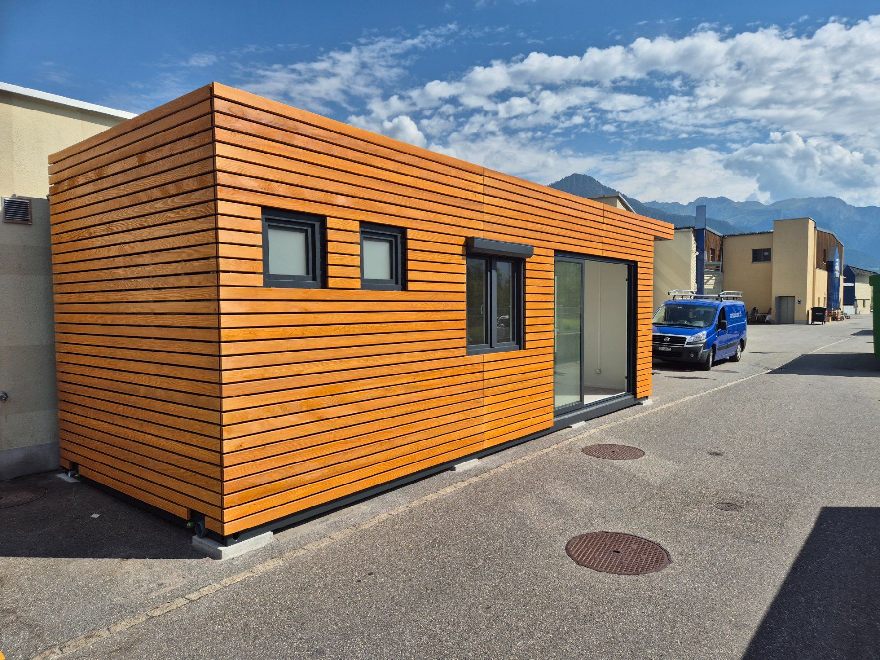 Contenitori edile: Container, Bürocontainer, Modul, Holzfassade – Nuovo (secondo la descrizione) da Galgenen venduto da contdeluxe 1