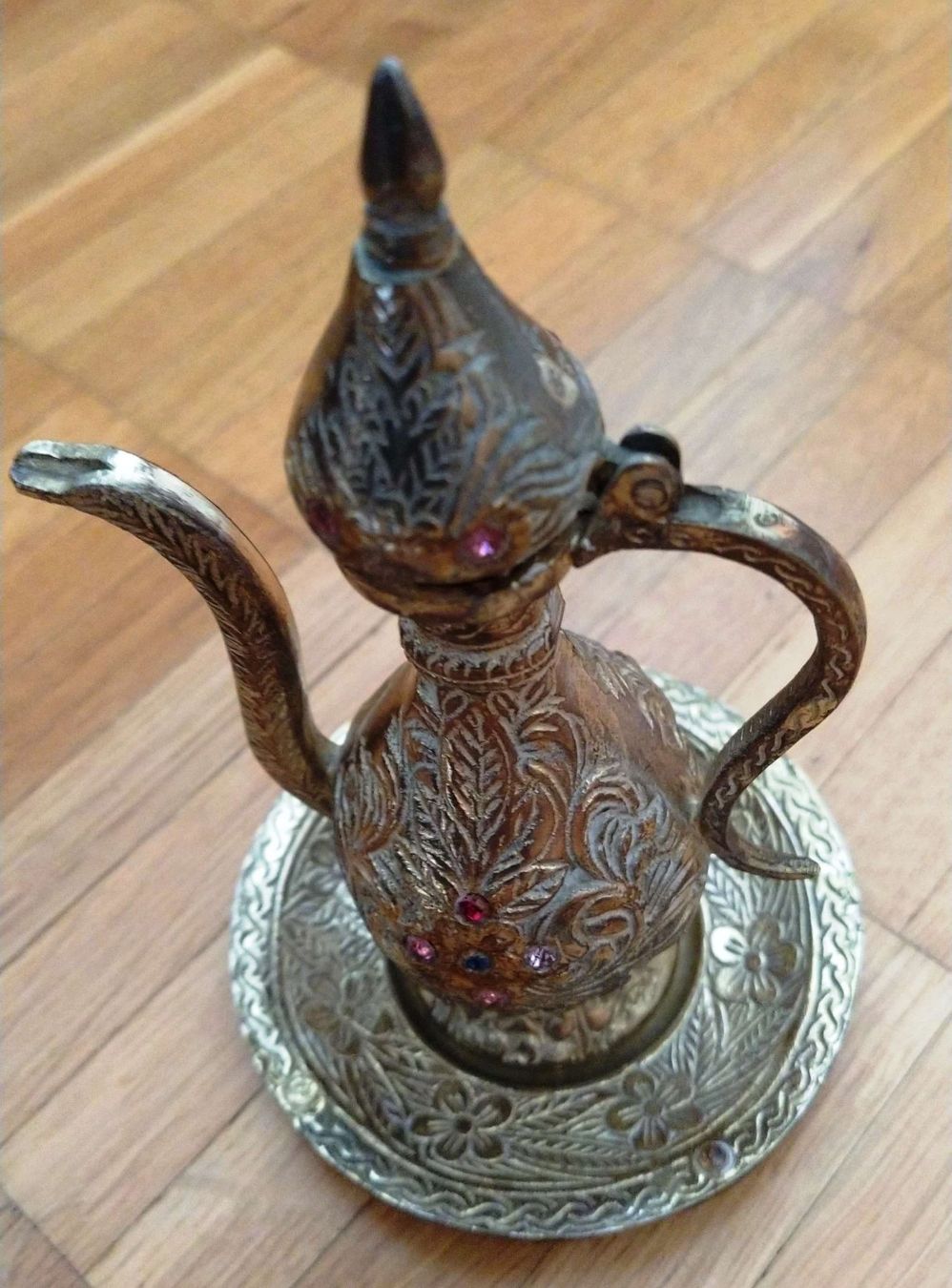 Caraffe: Karaffe / Krug mit Tablet aus Messing - Grösse 15.5 cm - – Nuovo (secondo la descrizione) da Zürich venduto da 1980ale
