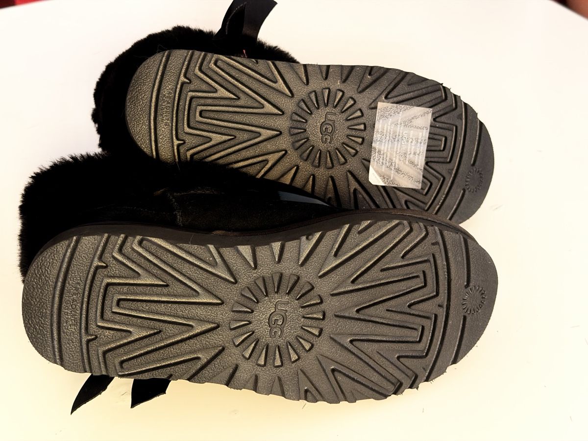 Scarpe per ragazze: Chaussures UGG, noir, la taille 37  – Usato da  venduto da  4