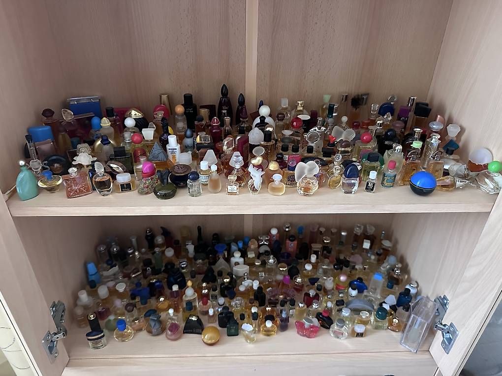 Profumi & Eau de Toilette: 650 Parfüm Miniaturen Sammlung – Usato da Muttenz venduto da s_onja 2