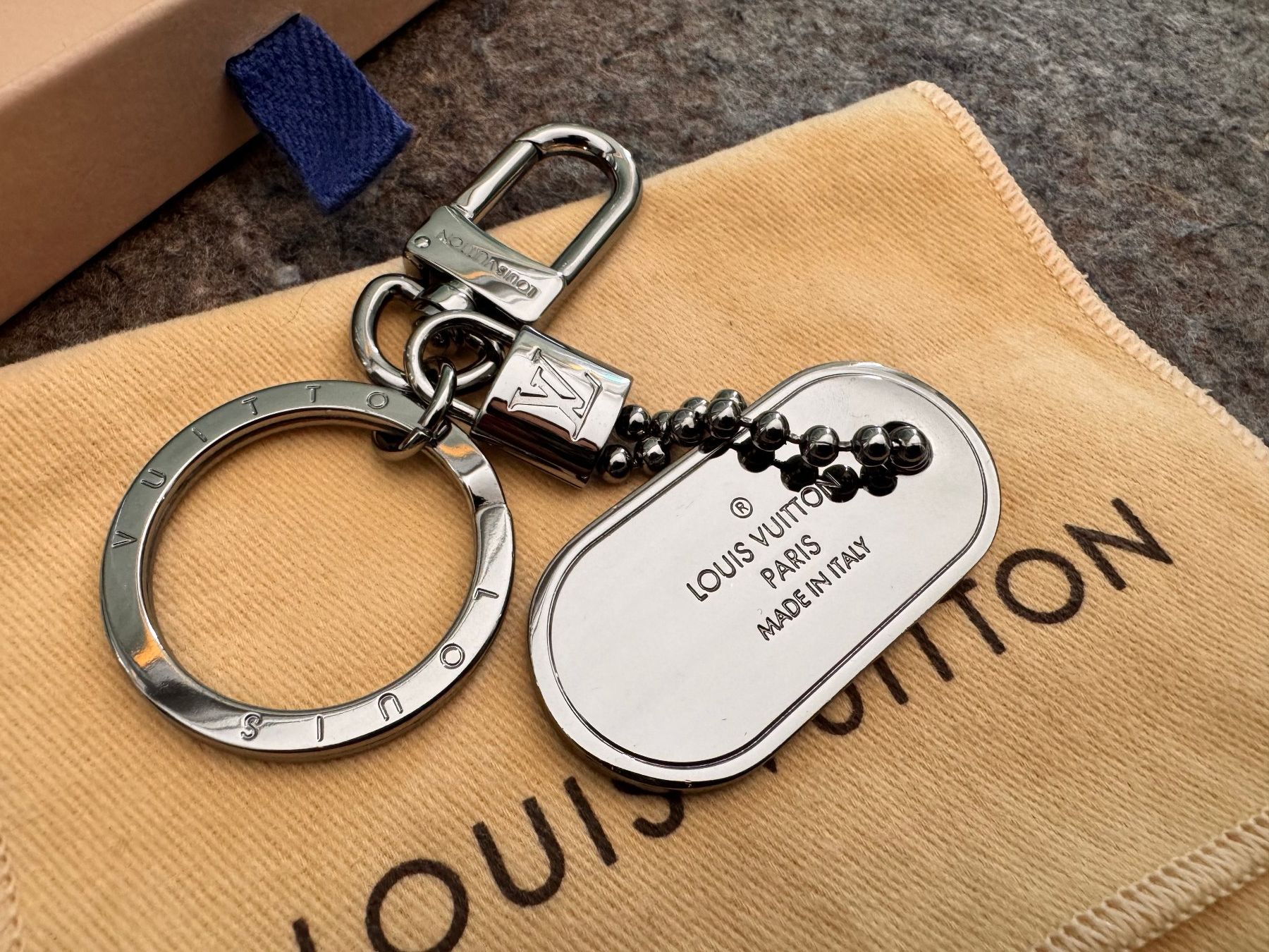 Louis Vuitton Portachiavi: Louis Vuitton Monogram Eclipse ID Tab Schlüsselanhänger OVP – Nuovo (secondo la descrizione) da Zürich venduto da pj_pry_to 1