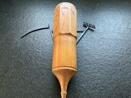 Rustikale Holz-Vase mit Sense und Rechen, Handarbeit