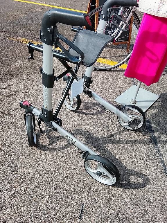 Ausili per la deambulazione: Rollator zusammenklappbar – Usato da Neuhausen am Rheinfall venduto da galleria13 3