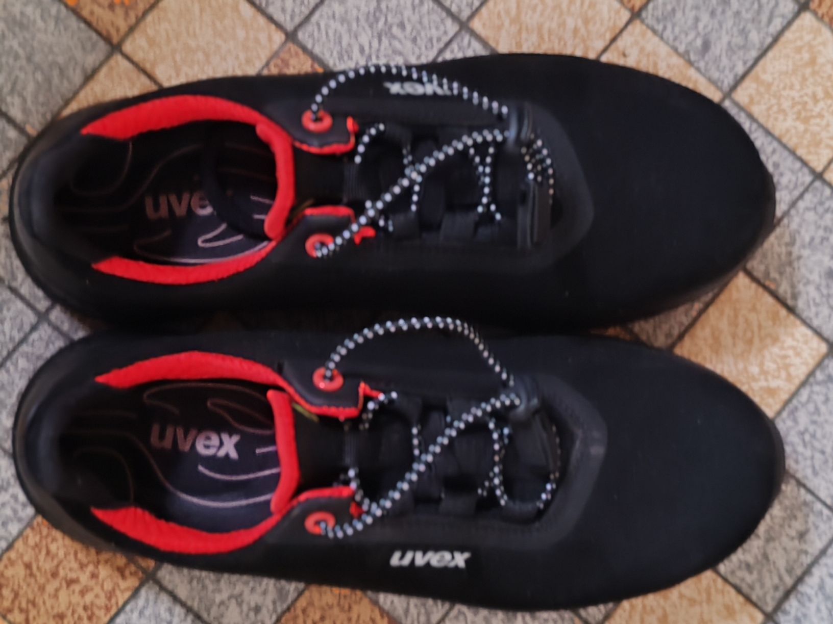 Chaussures hommes: Uvex Sicherheitsschuhe Grösse 40 S2 SRC neuwertig – D'occasion à Wila par neu_s8qs