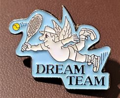 R103 - Pin Tennis Engel - Fream Team