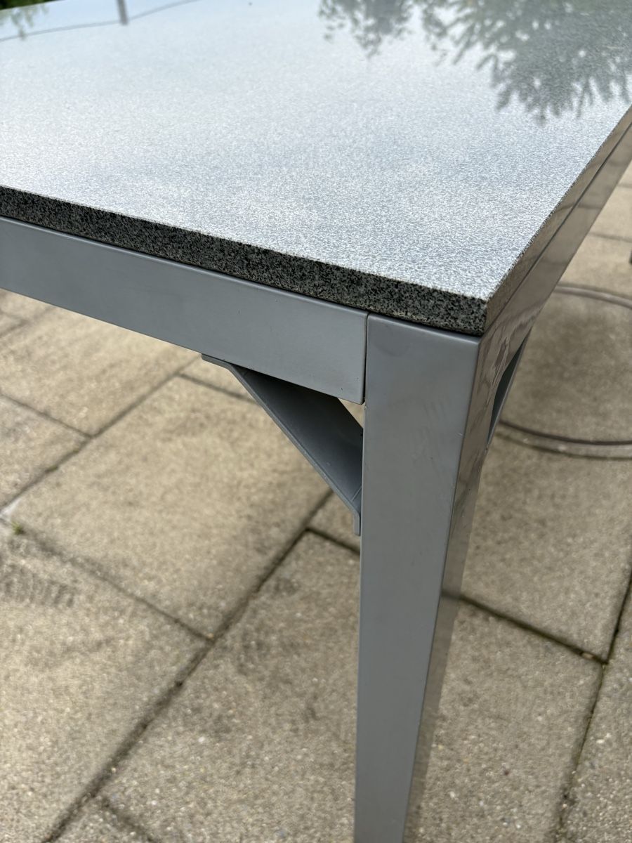 Tische: Gartentisch mit Granitplatte – Gebraucht aus Uster von Carpenter1 2