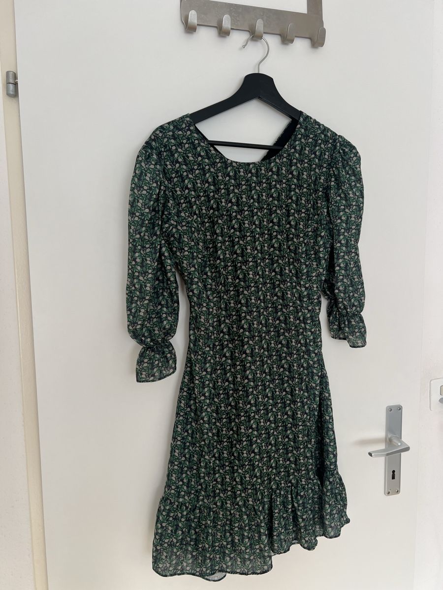 Kleider: Trendyol Kleid mit Blumenmuster, Grösse 38 - Top – Gebraucht aus Wattwil von skr_94