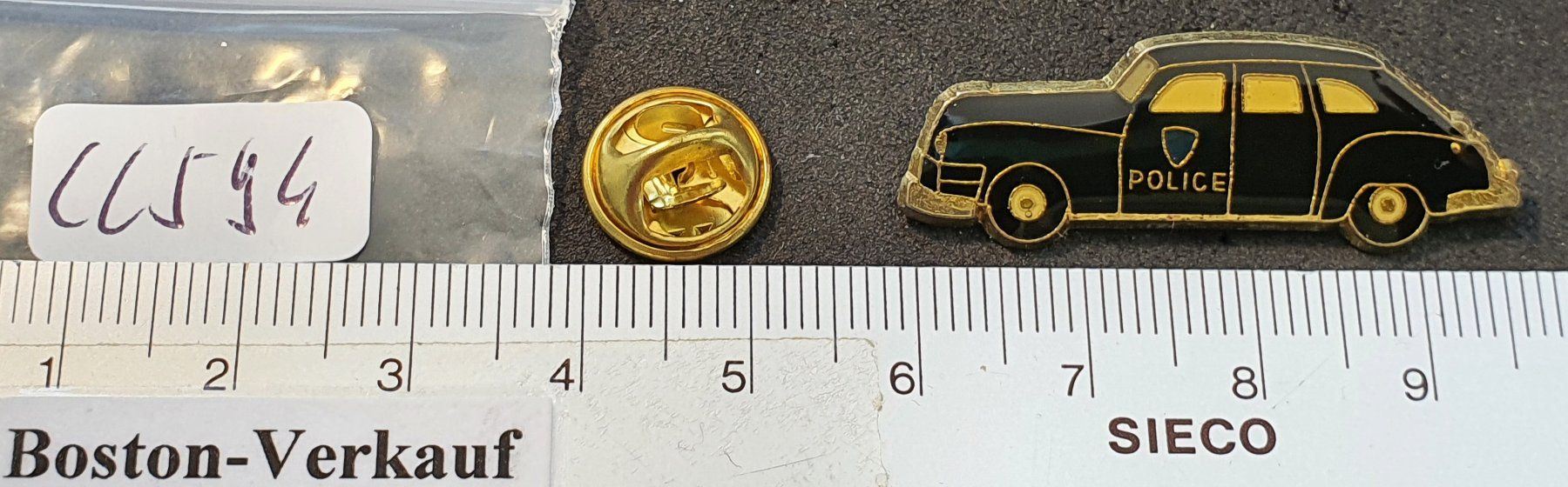 Placchette & Badge: CC594 - Pin Auto Oldtimer Police Polizei – Usato da Reinach BL venduto da Boston-Verkauf 1