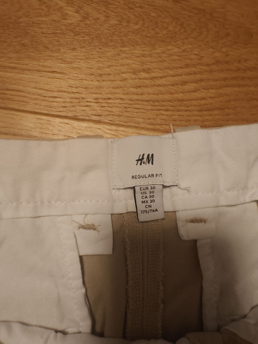 H&M Pantalons: H&M Chinos Regular Fit 30 – D'occasion à Menzingen par tschey-tschey 1