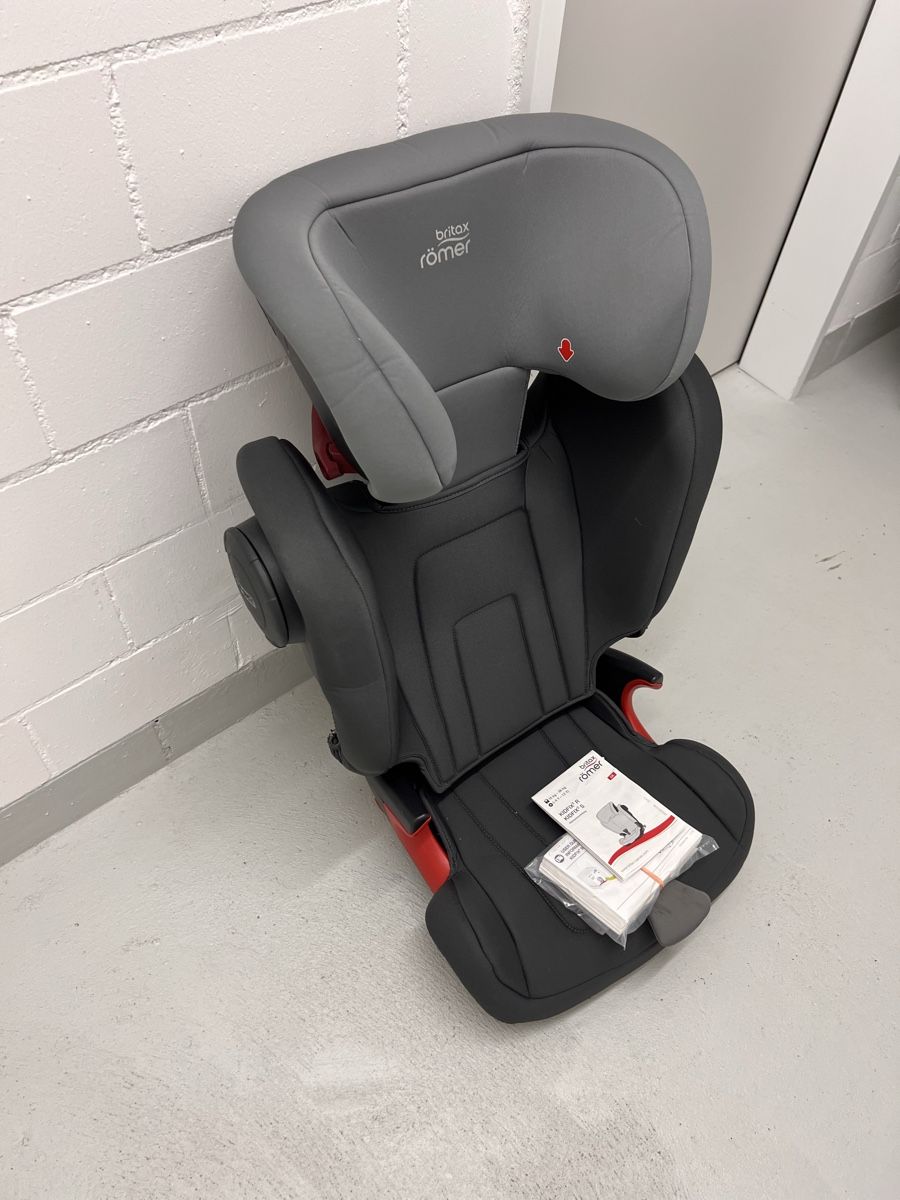 Britax Römer Seggiolini per auto: Kindersitz Britax Römer Kidfix 2 S – Usato da Stäfa venduto da tmq 2