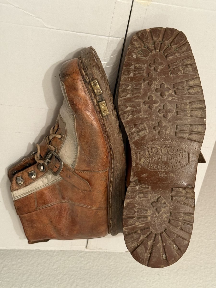 Scarpe da donna: Antike Skischuhe, Deko – Usato da Allschwil venduto da bianco2750