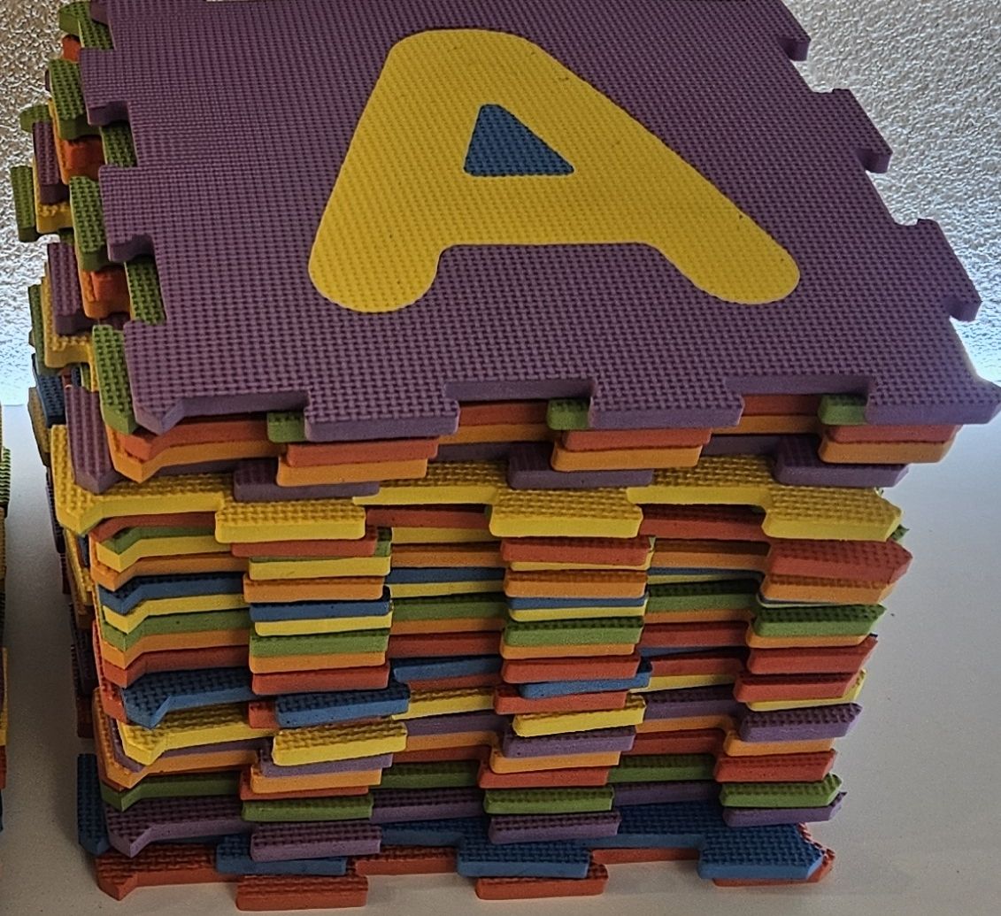 Tapis de jeu: Puzzlematte Set Buchstaben Bausteine mehrfarbig – D'occasion à Horw par phi_z2qn