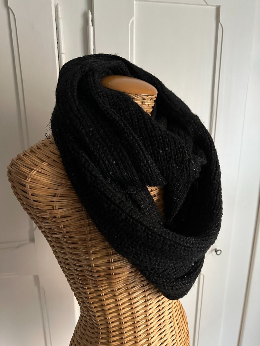 H&M Foulard & Sciarpe: Strick Loop Schlauchschal schwarz – Usato da Zürich venduto da Diazaio 1