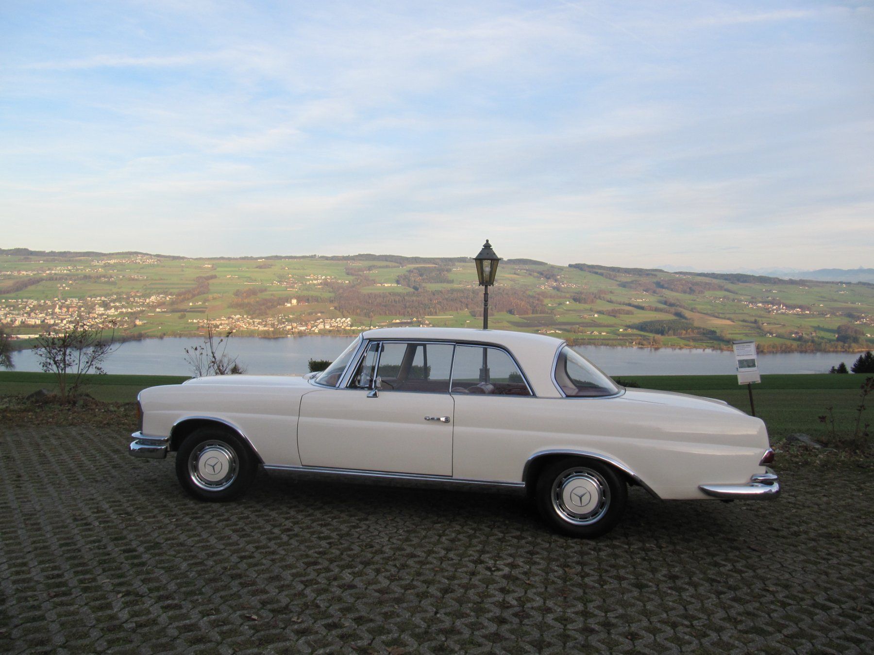 Mercedes-Benz Automobili: Mercedes 220 SE (W111) – Usato da Reinach AG venduto da Goldtimer 2