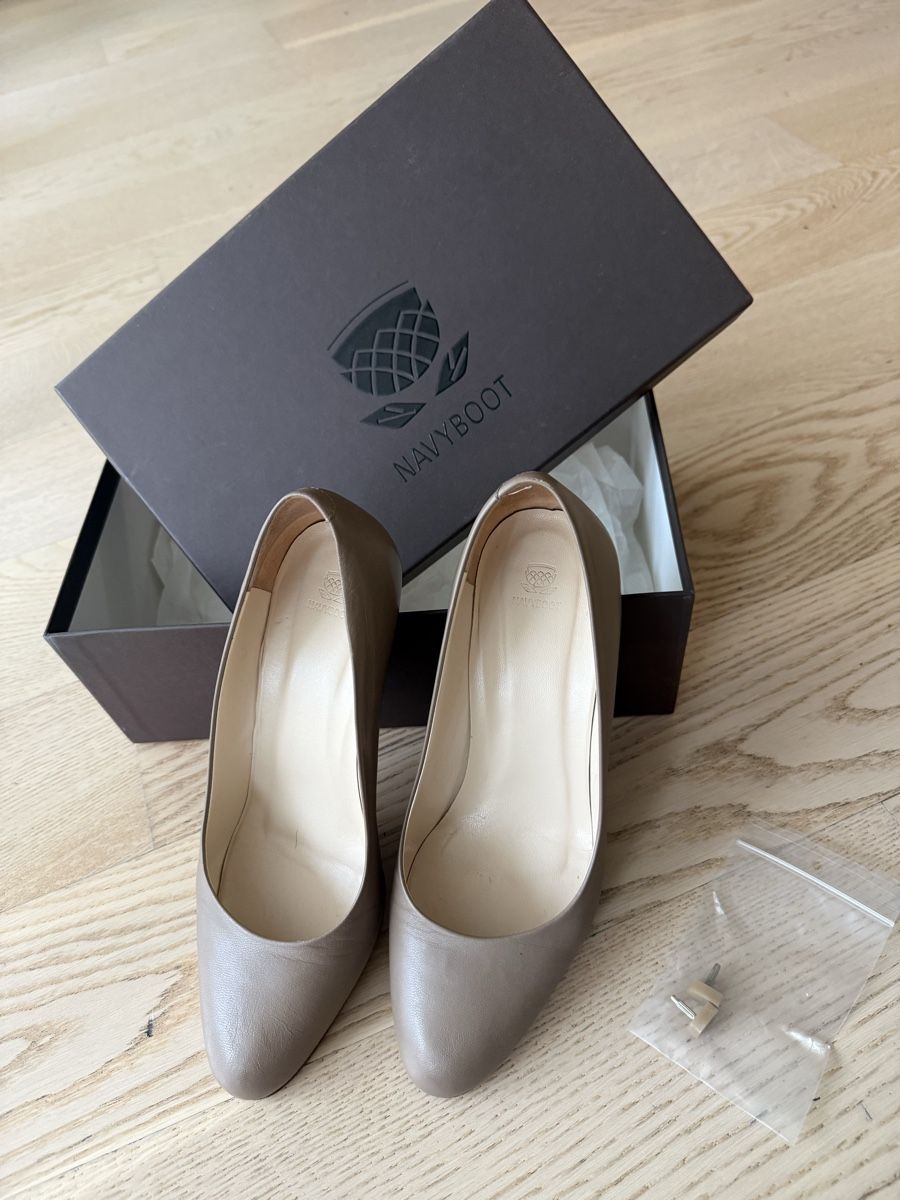 Navyboot Damenschuhe: Navyboot Pumps taupe Gr. 38 – Gebraucht aus Wallisellen von Rally68 1