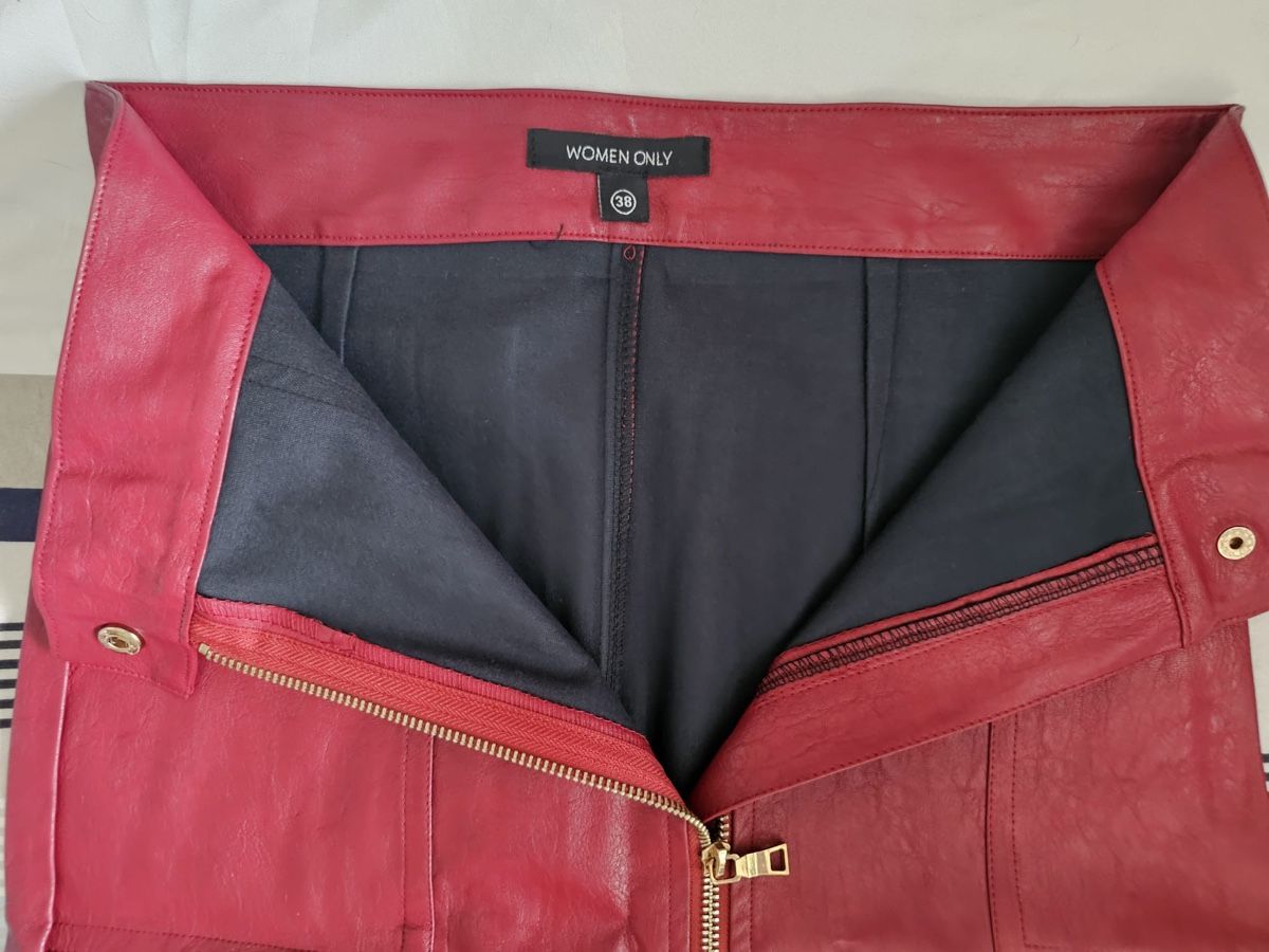 Gonne: Mini-jupe rouge en simili cuir avec fermeture éclair dorée – Nuovo e nell'imballaggio originale da Henniez venduto da jcf_6rzc 2