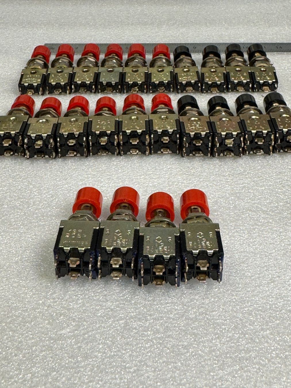 Interrupteurs: 24 Druckschalter Los 1 – Neuf (Voir description) à Ins par funkflieger 1