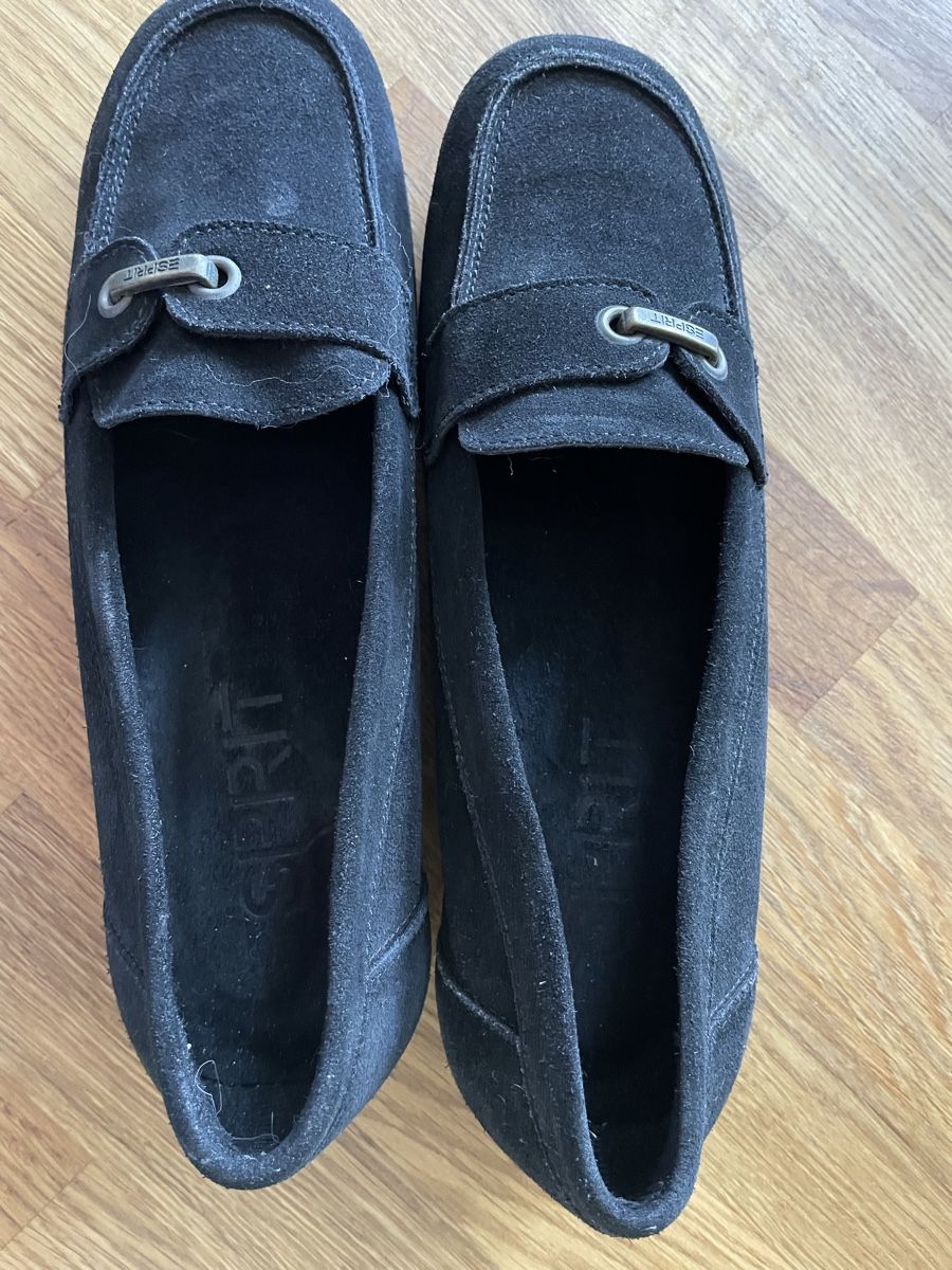 Esprit Scarpe da donna: Schwarze Esprit Slipper aus echtem Leder, Grösse 41 – Usato da Volketswil venduto da chicago77