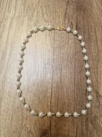 Elegante Perlenkette, weiss