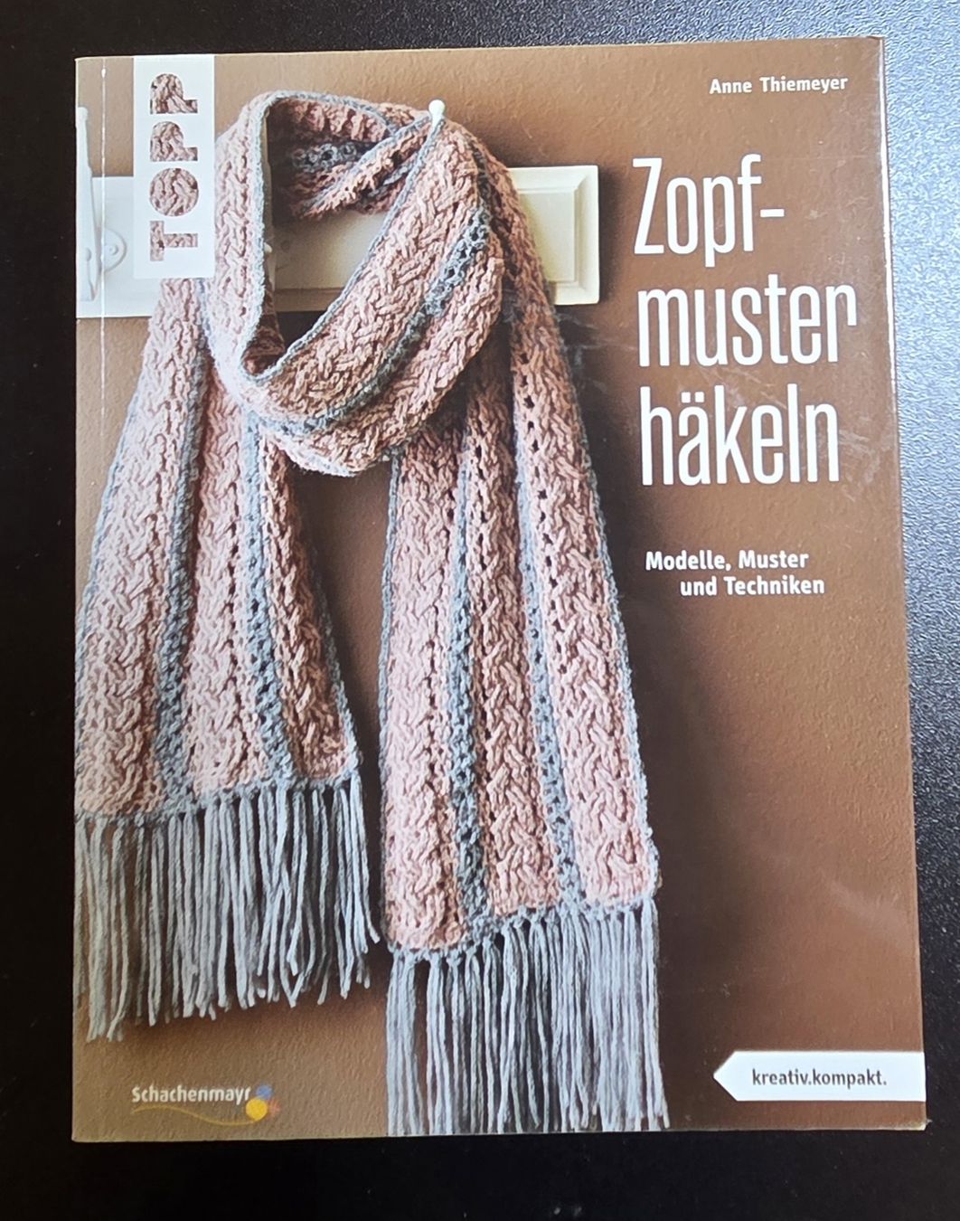 Libri: Buch Zopfmuster häkeln Modelle Muster Techniken – Usato da Domat/Ems venduto da rof_j2rm