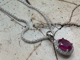 Anhänger Rubin mit Zirkonias in Sterlingsilber an Collier