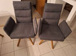 2 drehbare Stühle in Grau mit Armlehne