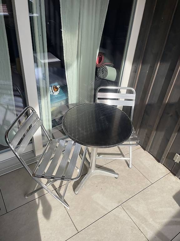 Tables: Tisch plus 2 Stühle – D'occasion à Münsingen par Phippu111 1