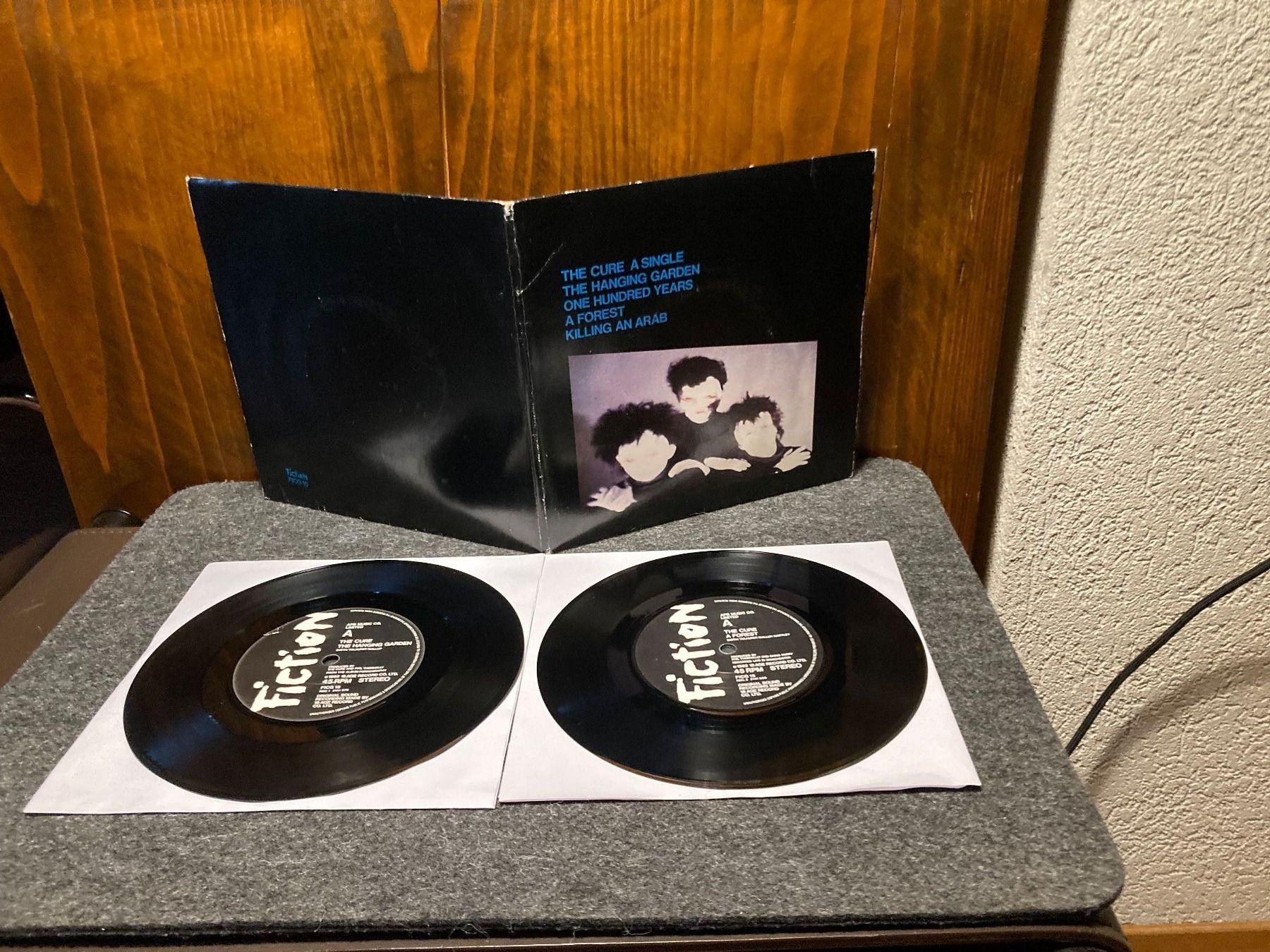 Dischi in vinile: The Cure - A Single - 2 x 7" – Usato da Fribourg venduto da Karushi 1