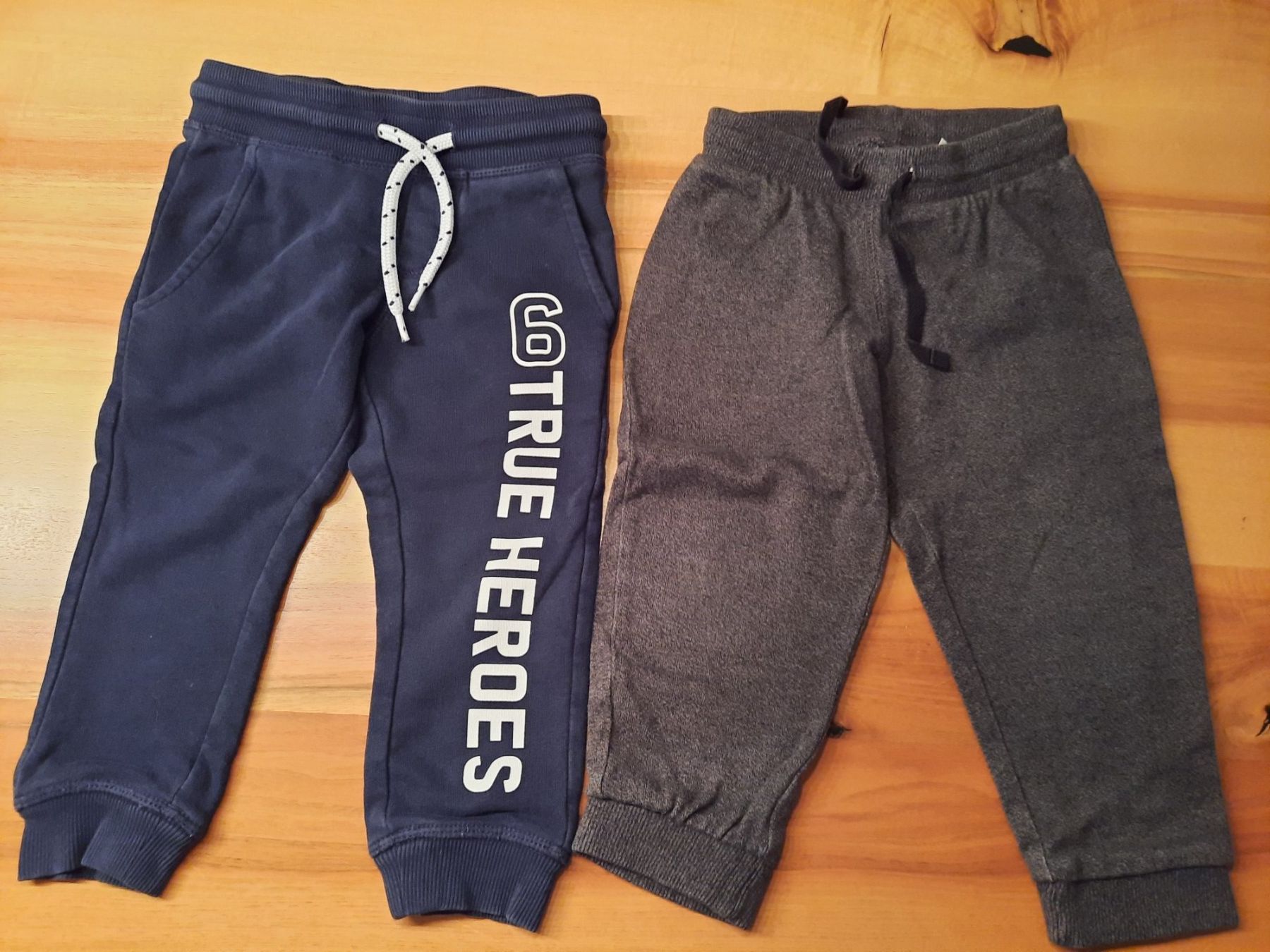 C&A Pantaloni: 2x Kinder Jogginghosen, Gr. 92 – Usato da Ibach venduto da urs_sl5h