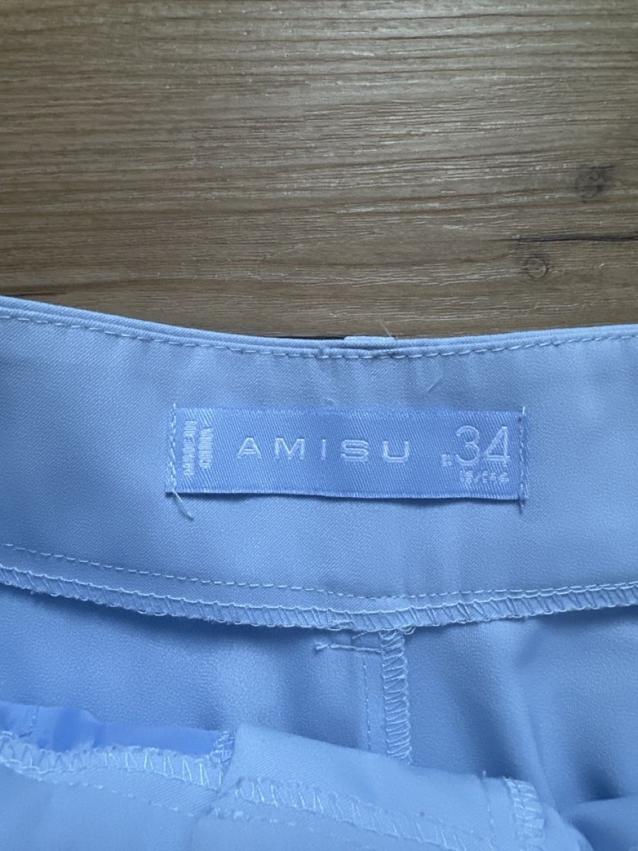 Pantaloni: AMISU Damen Shorts Grösse 34 hellblau mit Gürtel – Usato da Buchs AG venduto da Dasmusstduhaben 1
