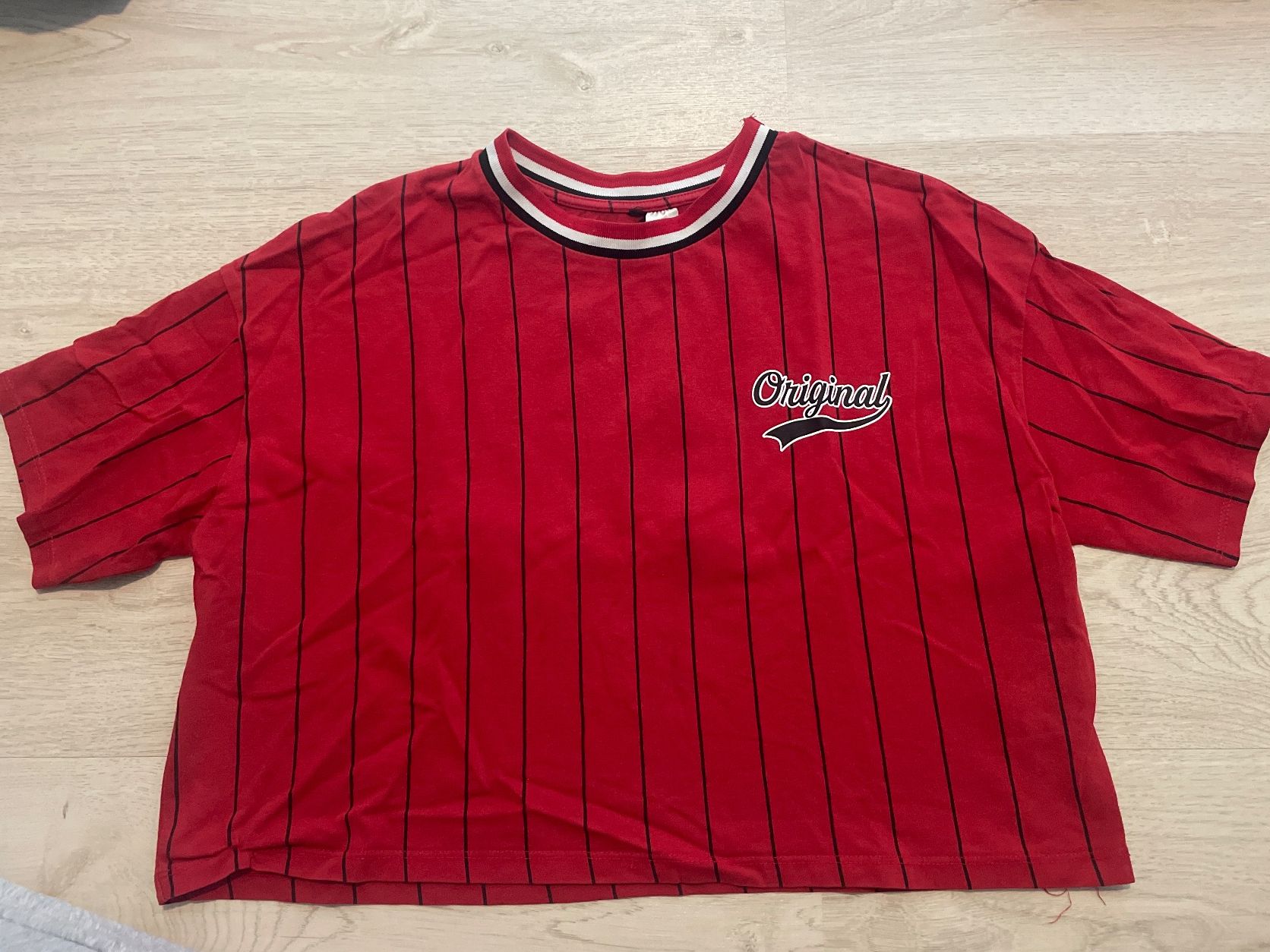 T-shirt: Crop top rouge taille XS – Usato da Ste-Croix venduto da aud_5p6b