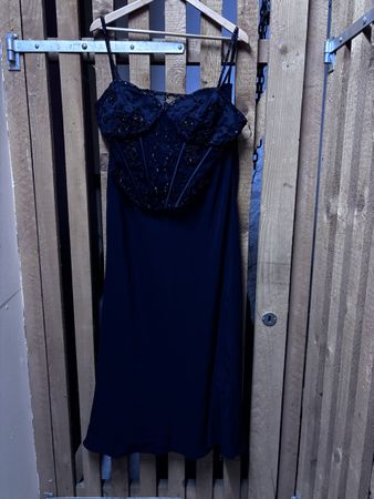 Robe de soirée noire Bella Formals.