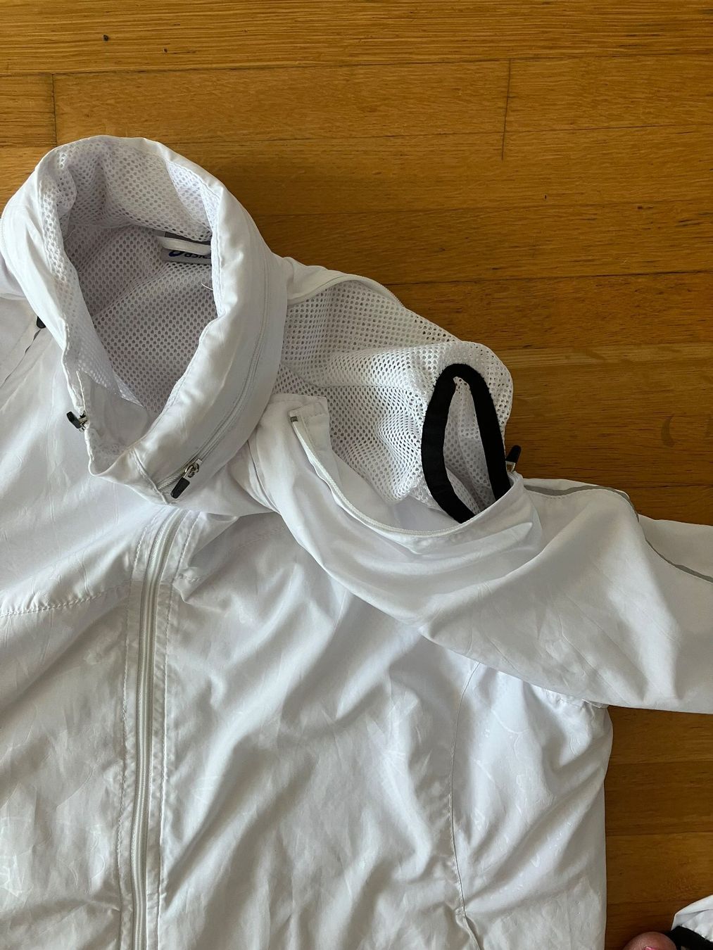 Asics Jacken: dünne Laufjacke Gr M von asics – Gebraucht aus Emmenbrücke von manusti 1